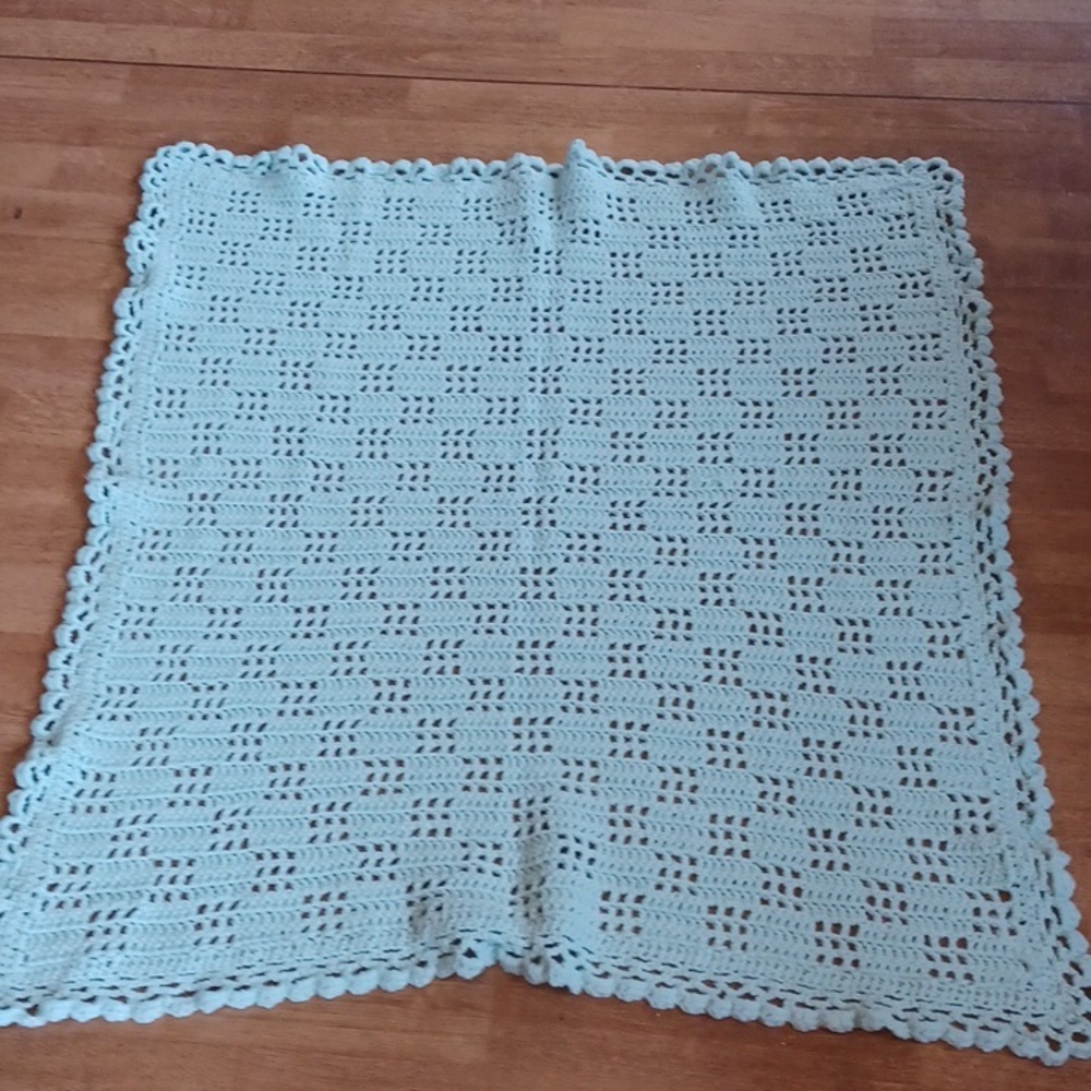 Handcrafted baby blanket throw green 38x41 inches - Picture 4 of 5